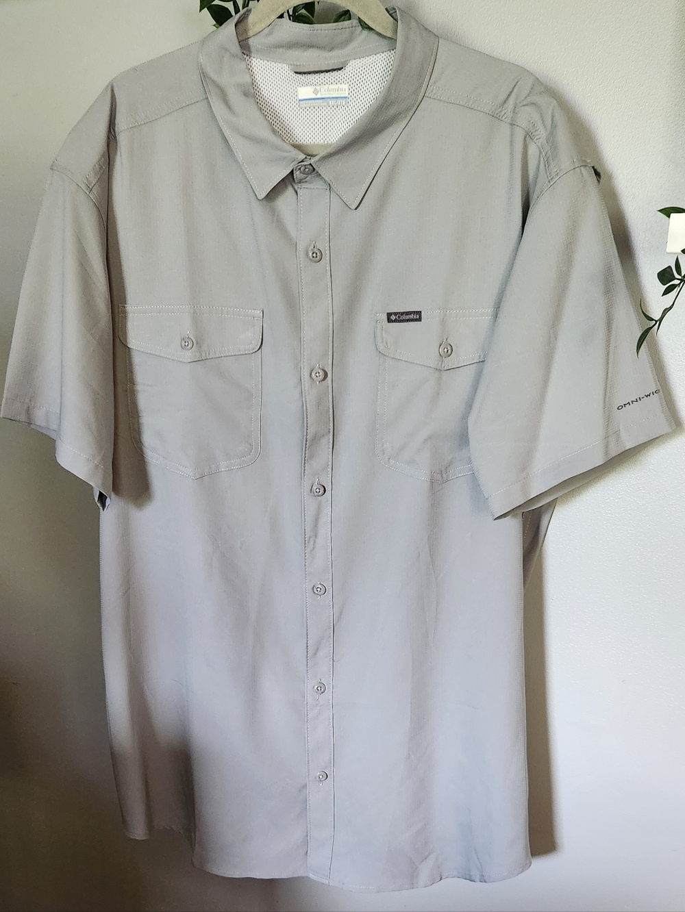 Columbia Men’s Short-Sleeve Button-Down Omni-Wick Shirt in Light Gray